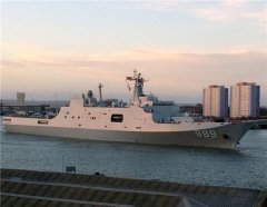 中国海军第十八批护航编队访问英国 当地华人到码头迎接（图）